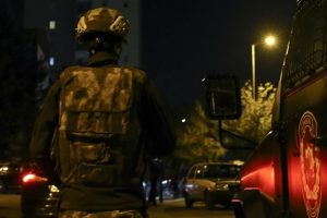 Evde imal etmeye &ccedil;alıştıkları bomba patlayınca yakalandılar