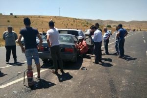 Sivas'ta iki otomobil &ccedil;arpıştı: 10 yaralı