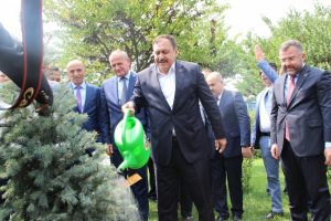 Bakan Eroğlu: Devlet babanın yaptığını insana babası yapmaz