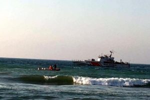 Denize giren 2 arkadaştan biri kayboldu, diğeri kurtarıldı