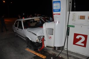 Bursa'da otomobil petrol istasyonuna daldı: 4 yaralı