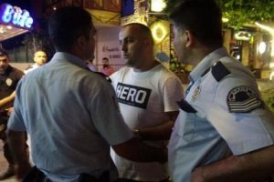 'Hero' tiş&ouml;rt&uuml; giyen kişiye g&ouml;zaltı