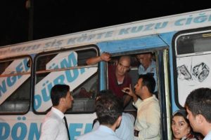 Zabıtaya direnen seyyar k&ouml;fteci eşi ve kendisini midib&uuml;se kilitledi