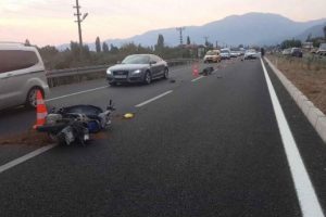 Otomobilin &ccedil;arptığı motosikletin s&uuml;r&uuml;c&uuml;s&uuml; &ouml;ld&uuml;