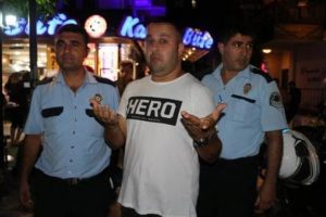 'Hero' tiş&ouml;rt&uuml; giydi, g&ouml;zaltına alındı