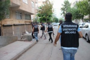 Uyuşturucu tacirlerine şafak operasyonu: 5 g&ouml;zaltı