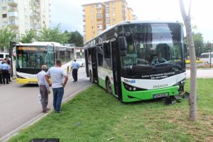 Bursa'da belediye otob&uuml;slerinin &ccedil;arpışma anı kamerada