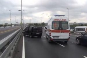 Kontrolden &ccedil;ıkan ara&ccedil; metrob&uuml;s bariyerlerine girdi