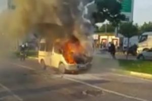 Bursa'da minib&uuml;s seyir halindeyken alev alev yandı
