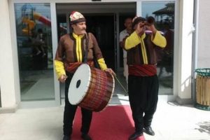 Profes&ouml;r&uuml;n arkasından davul &ccedil;aldıran rekt&ouml;re para cezası