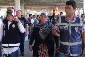 Pazarda sebze satarken g&ouml;zaltına alındı