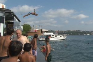 Serinlemek isteyen &ccedil;ocukların tehlikeli oyunu