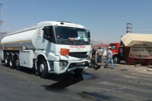 Tankerle kamyonet &ccedil;arpıştı: 2 yaralı