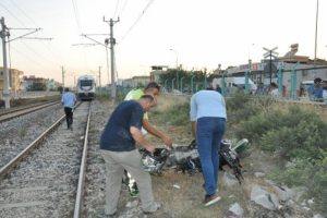 Yolcu treni motosiklete &ccedil;arptı