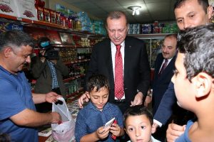 Cumhurbaşkanı Erdoğan &ccedil;ocuklara &ccedil;ikolata dağıttı