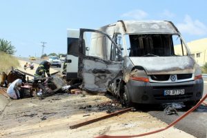 Alev alev yanan aracını b&ouml;yle izledi