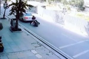 Otomobile çarpan motosikletli yola savruldu