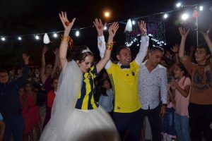 Fanatik gelin-damat d&uuml;ğ&uuml;nde forma giydi