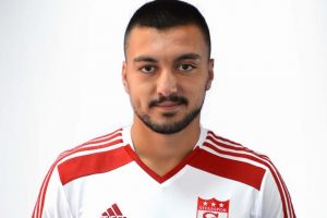 Otob&uuml;s&uuml;n kapısının &ccedil;arptığı gen&ccedil; futbolcu ağır yaralandı