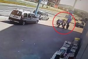 Kayınpederini &ouml;nce d&ouml;vd&uuml;, ardından bı&ccedil;akladı