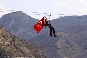 Teleferikten esinlenerek sakin şehre 'zipline' kurdu