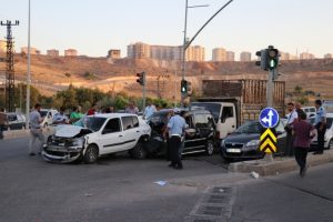 Freni boşalan kamyon ara&ccedil;lara &ccedil;arptı: 5 yaralı