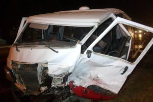 Minibüs ile otomobil çarpıştı: 4 yaralı