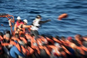 Polise yakalanmamak için 120 mülteciyi suya attılar: 50 ölü