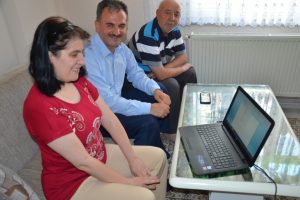 Bursa Gemlik Belediye Başkanı Yılmaz'dan engelli öğrenciye laptop