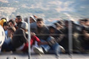 Lastik botlarda 100 kaçak göçmen yakalandı