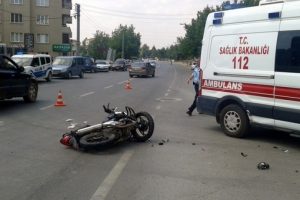 Bursa'da yaralanan motosiklet s&uuml;r&uuml;c&uuml;s&uuml;ne ilk m&uuml;dahaleyi yoldan ge&ccedil;en sağlık&ccedil;ı yaptı