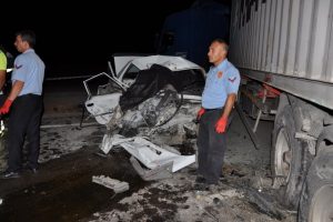 Yozgat'ta otomobil tıra çarptı: 2 ölü