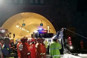 Çin'de yolcu otobüsü tünel duvarına çarptı!