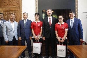 Dünya Şampiyonu sevincini Adalet Bakanı Gül ile paylaştı