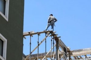 5'inci kattan düşen inşaat işçisi öldü