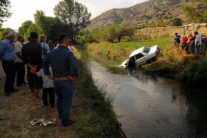 Otomobil kanala uçtu: 1 ölü, 5 yaralı