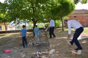 Bursa'nın İznik Belediye Başkanı miniklerle çöp topladı