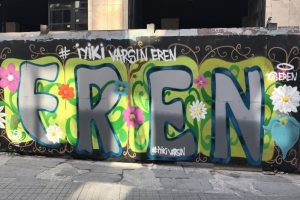 İstiklal Caddesi'nde "İyi ki varsın Eren" graffitisi
