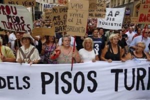 Barselona'da turizme karşı insan zinciri