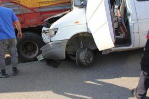 Ön lastiği fırlayan minibüs kamyona çarptı: 4 yaralı