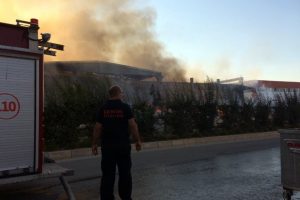İzmir'de fabrikada büyük yangın