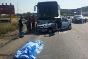 Manisa'da otomobil ile otobüs çarpıştı: 2 ölü