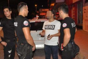 Tişörtünde 'hero' yazan kişi gözaltına alınıp serbest bırakıldı