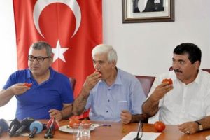 Rusya'ya domates yiyerek tepki g&ouml;sterdiler