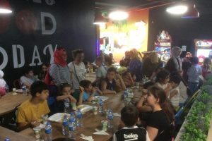 Bursa'da b&ouml;brek hastası &ccedil;ocuklar bowling oynayarak stres attı