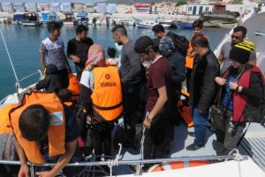 Denizde motorları bozulan m&uuml;ltecileri sahil g&uuml;venlik kurtardı