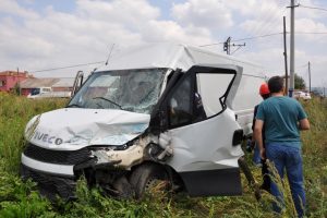 Bursa'da minib&uuml;s tarlaya u&ccedil;tu! S&uuml;r&uuml;c&uuml; sıkıştı