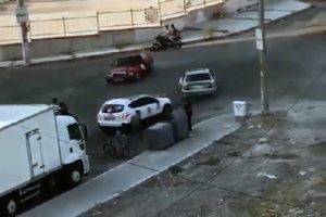 Cadde ortasında drift yapan magandalar tehlike sa&ccedil;tı