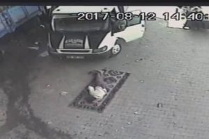 Uyuduğu sırada &uuml;zerinden kamyonet ge&ccedil;ti!