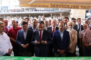 Bozdağ, 93 yaşında &ouml;len İpek'in cenazesine katıldı